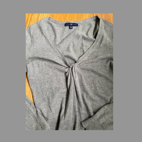 GAP Women's Gray V-Neck Knot Thin Sweater - Picture 2 of 8